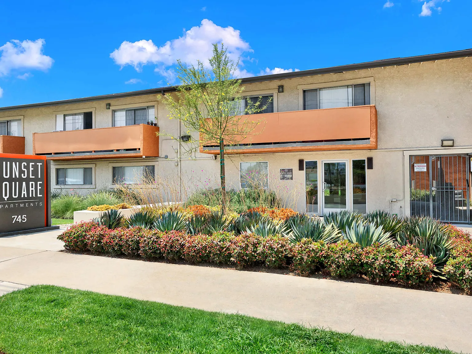 Sunset Square Apartments — Photo 3