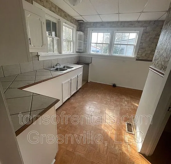 1222 N Limestone St — Photo 4
