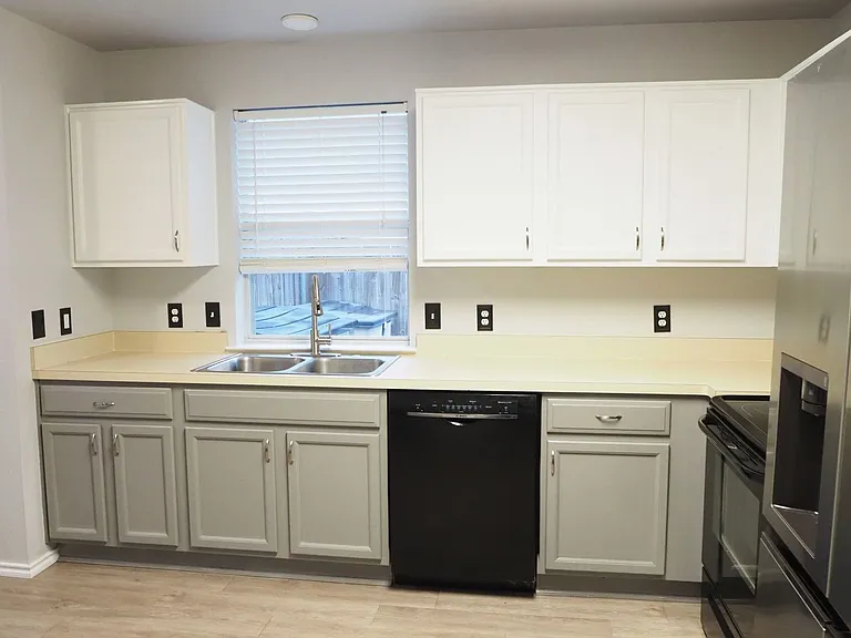 511 Lonestar Park Ln — Photo 3