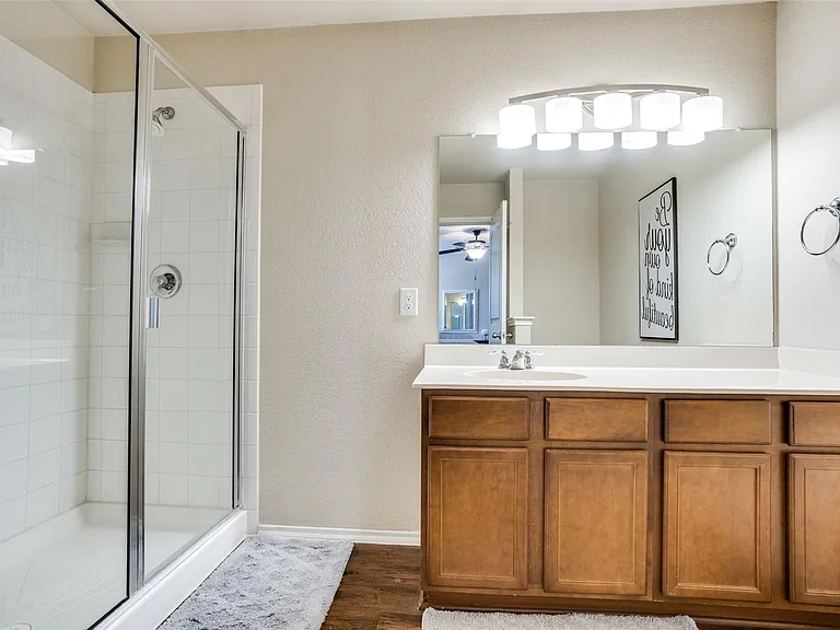 1606 Meadow Creek Dr — Photo 8