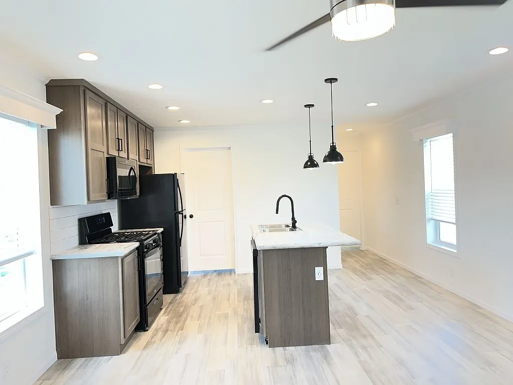 2 bed, 2.0 bath, 901 sqft, $1,599 — Photo 3