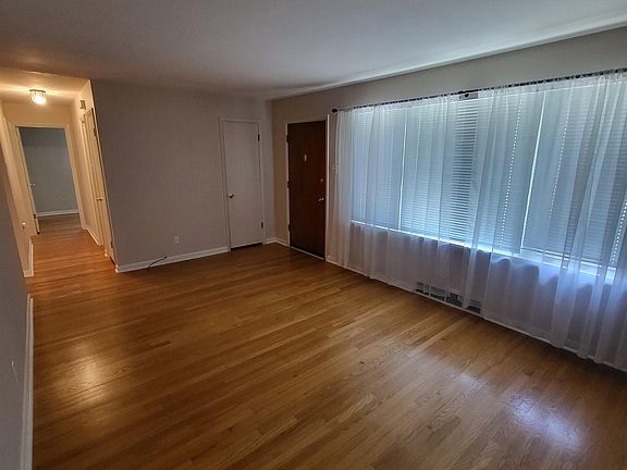 3rd image of 1015 Lindsay Ln