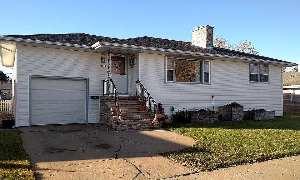 1st image of 1716 W 1st St