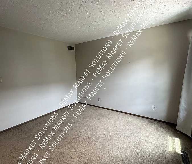 605 Center Ave — Photo 7