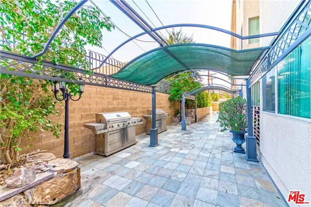 2 bed, 2.0 bath, 960 sqft, $2,600 — Photo 3
