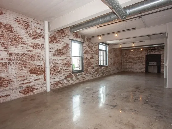 190 Christopher Columbus Drive image 2 of 10