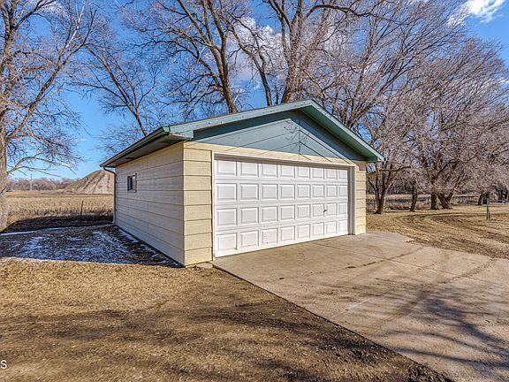 3rd image of 4095 Sunny Ln S