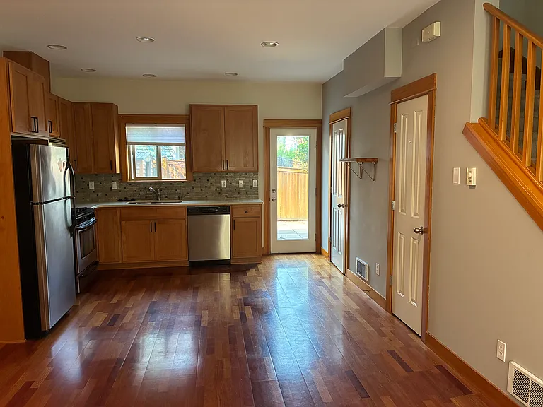 2822 B Sw Adams St #B — Photo 5