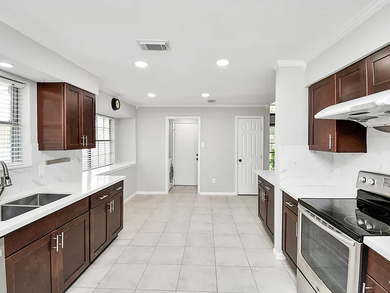 315 Muirwood Ln — Photo 10