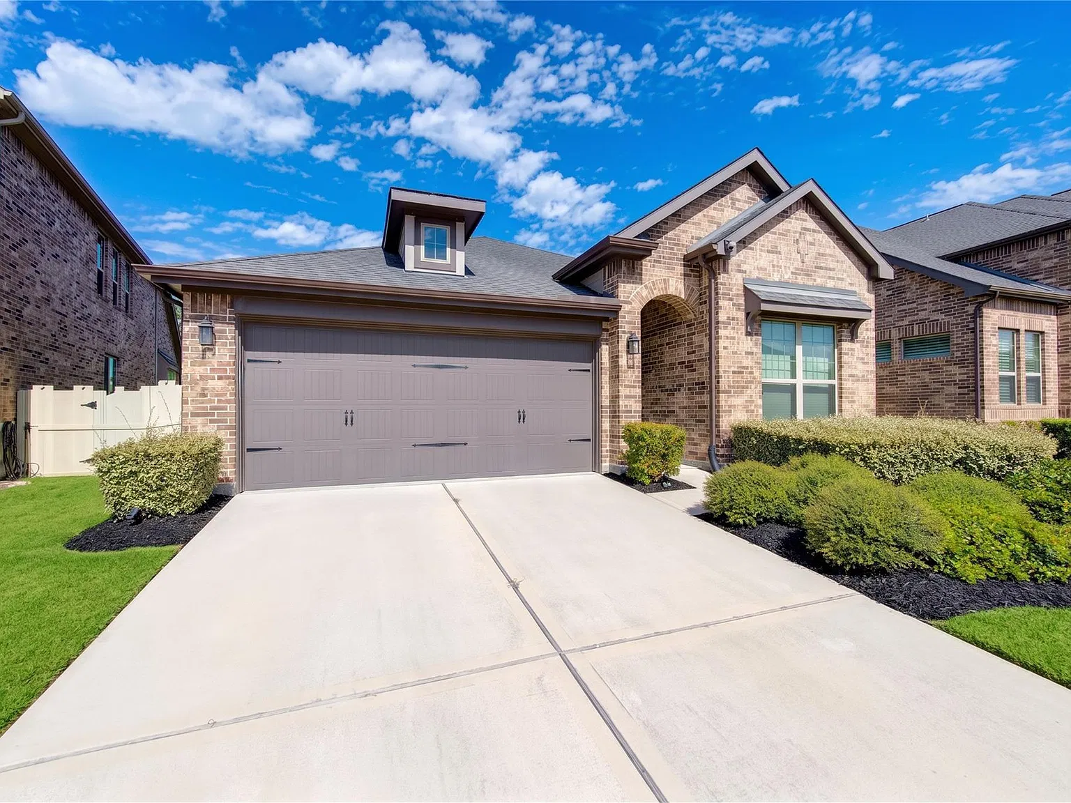4 bed, 2.0 bath, 1934 sqft, $2,799 — Photo 3