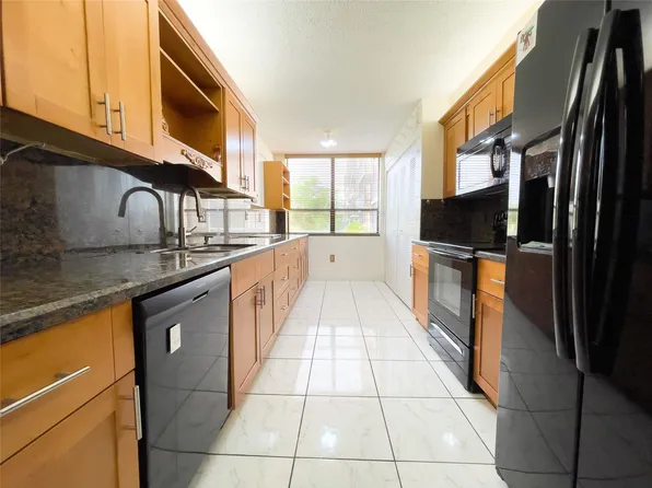 900 NE 195th Street #312, Miami, FL 33179
