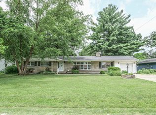 110 Hickory Ln, Villa Grove, IL