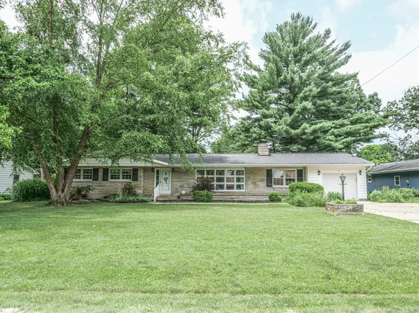 110 Hickory Ln, Villa Grove, IL 61956