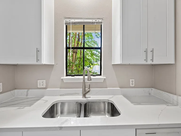 712 Graham Pl #203 — Photo 8