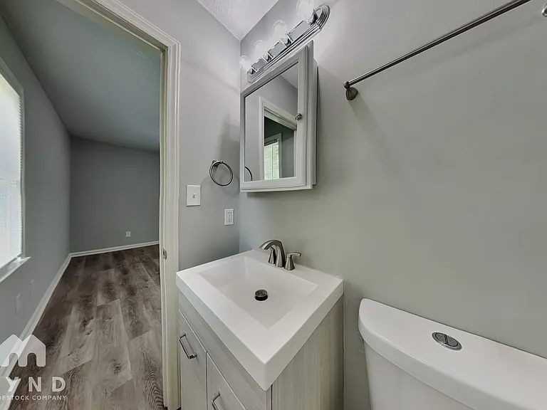 547 Whitethorn Dr — Photo 12