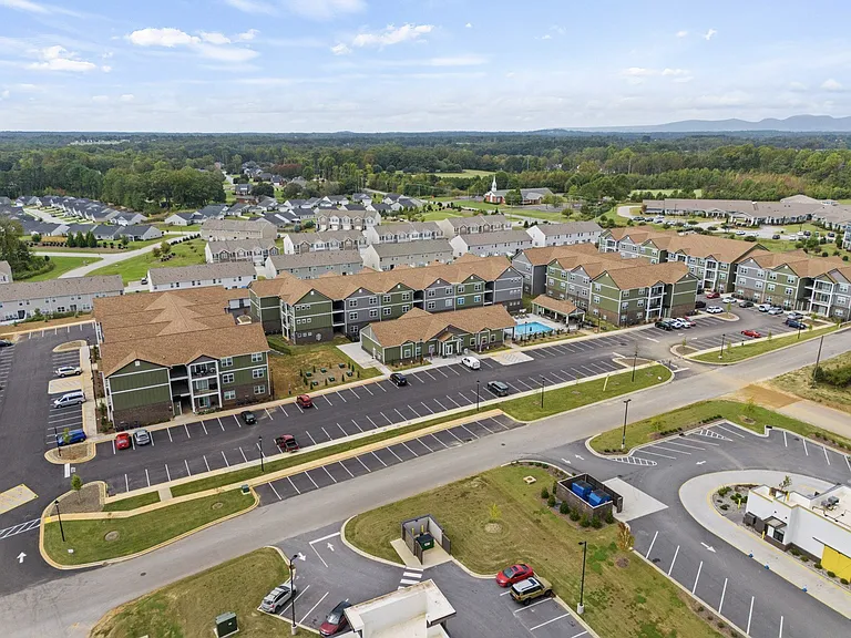 The Grande at Geyser Falls Luxury Apartments — Photo 9