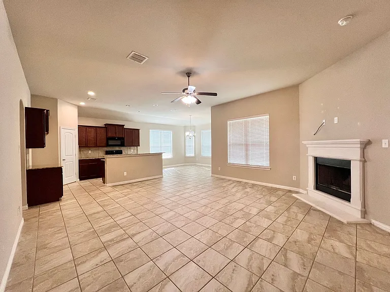 215 Clark Dr — Photo 5