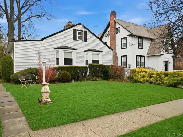 163 Elm Street, Roslyn Heights, NY 11577