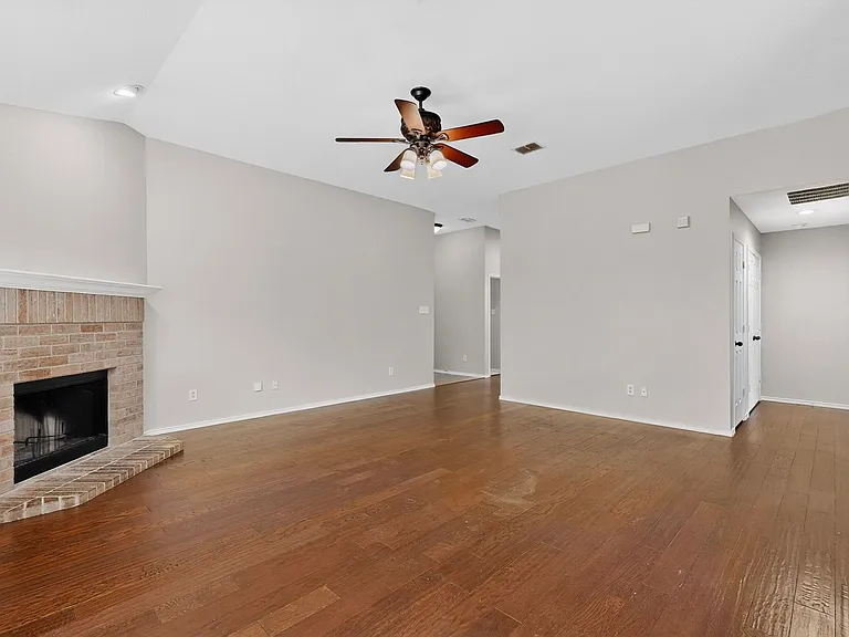1037 Johnson City Ave — Photo 9