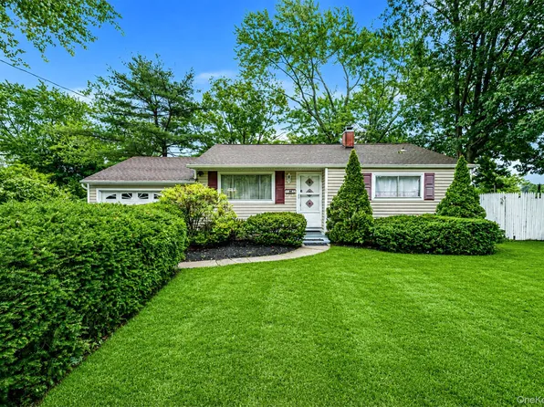 2715 Falcon Avenue, Medford, NY 11763