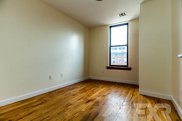 Rented by EXR | media 10