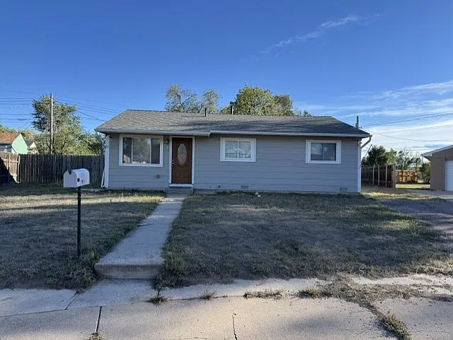 3 bed, 925 sqft, $1,700 — Photo 1