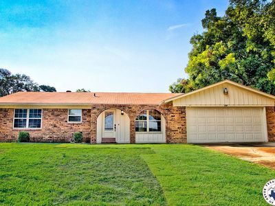114 E Greenfield Dr, Wake Village, TX, 75501