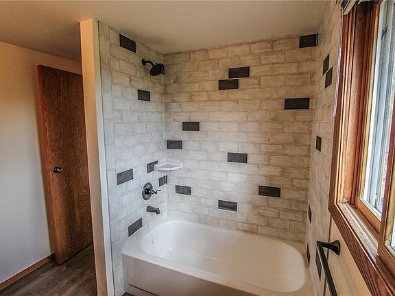 3rd image of 504 Monument Ct