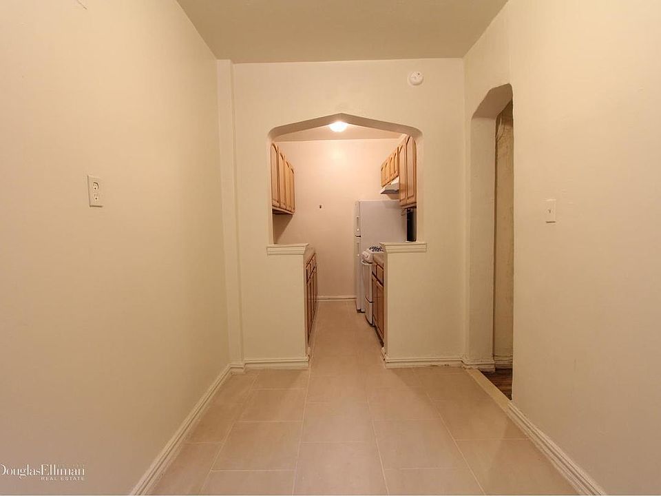 2nd image of 820 E 10th St APT 1E