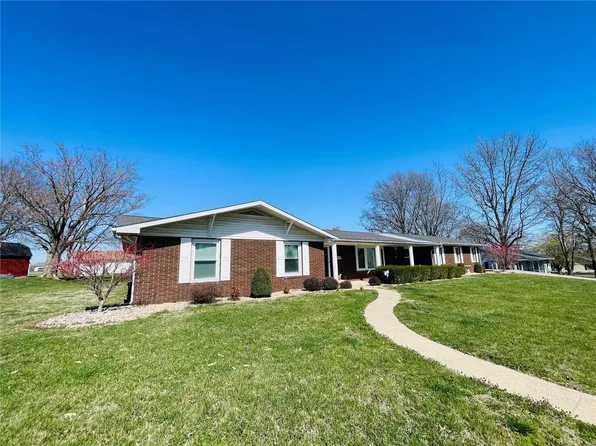 447 E Kirkland Dr, Nashville, IL 62263