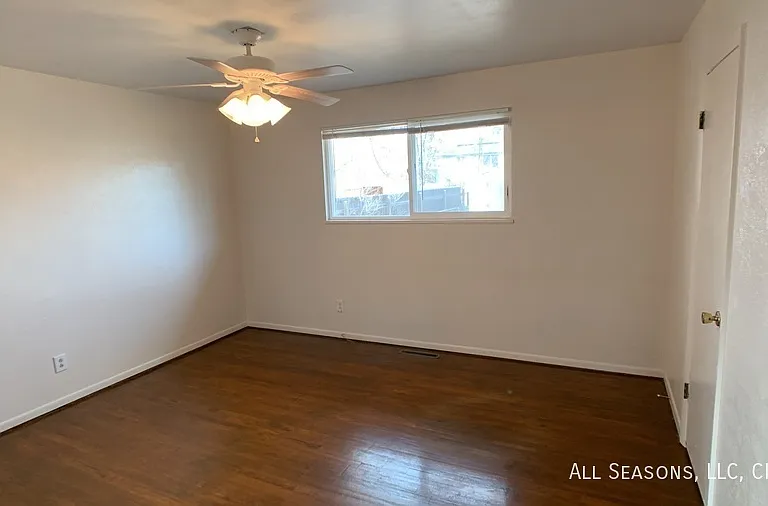 343 Rosewood Dr — Photo 4