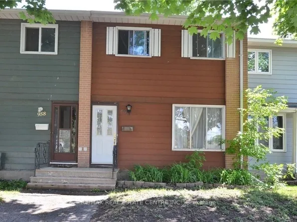 960 Meadowlands Dr, Ottawa, ON K2C 0K3