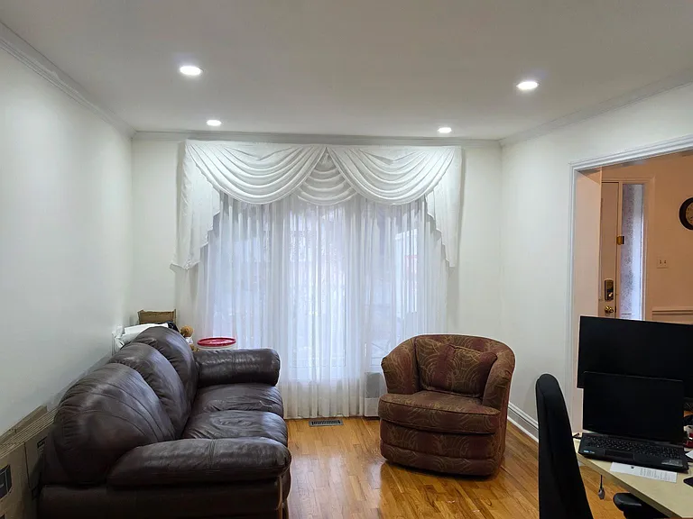 63 Topley Cres — Photo 3