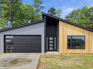 1081 Country Club Rd, Pickens, SC 29671