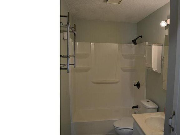 Upper level full bath