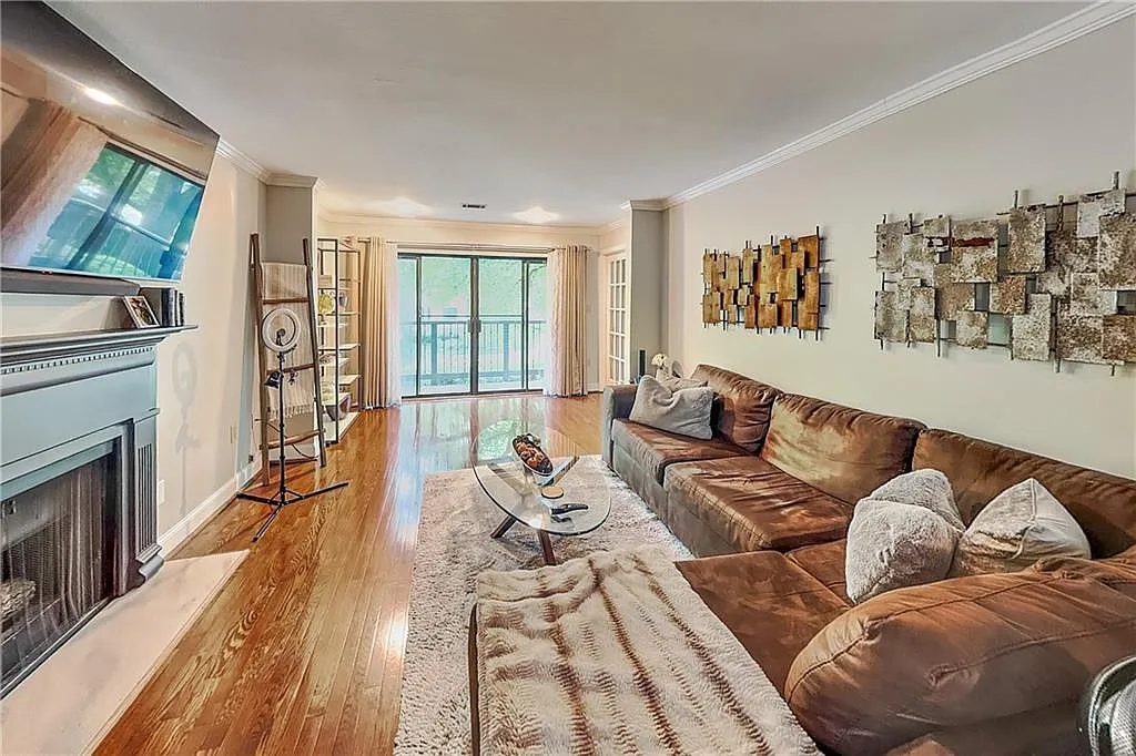 2 bed, 2.0 bath, 1249 sqft, $2,450 — Photo 2