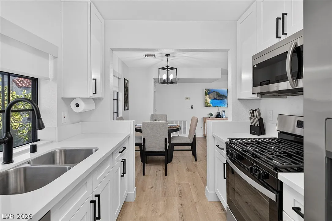 2 bed, 2.0 bath, 884 sqft, $2,250 — Photo 2