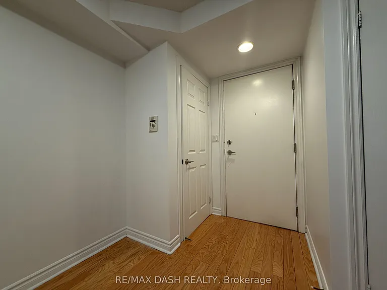 270 Wellington St W #802 — Photo 8