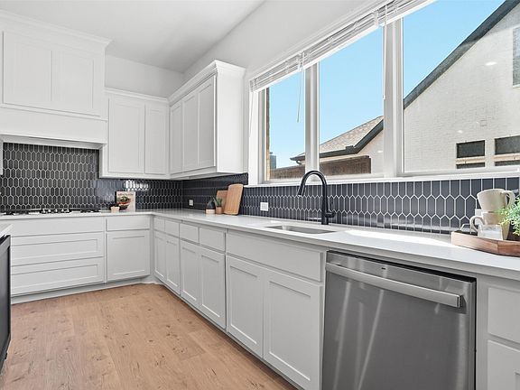 3rd image of 513 Fieldstone Ln
