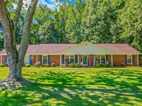 216 Vancouver Ct, Kernersville, NC 27284