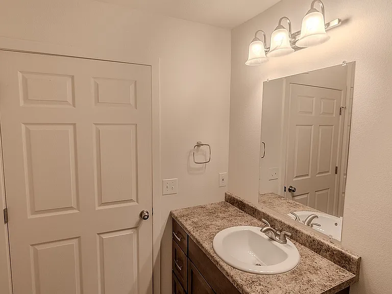 Main Bedroom - Private ensuite bathroom