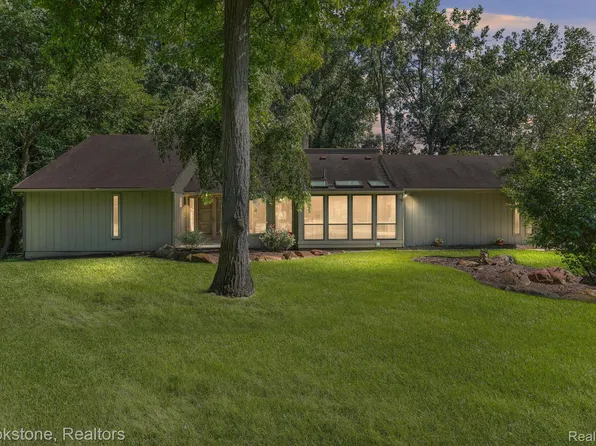 5843 Darbwood Ln, West Bloomfield, MI 48324