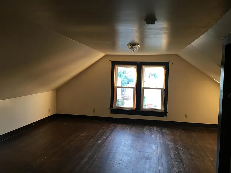 456 E School St — Photo 23
