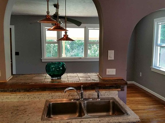 kitchen into lvg room