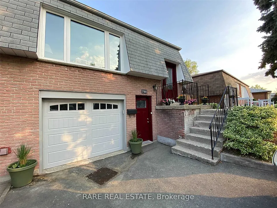 733 Eaglemount Cres #LOWER