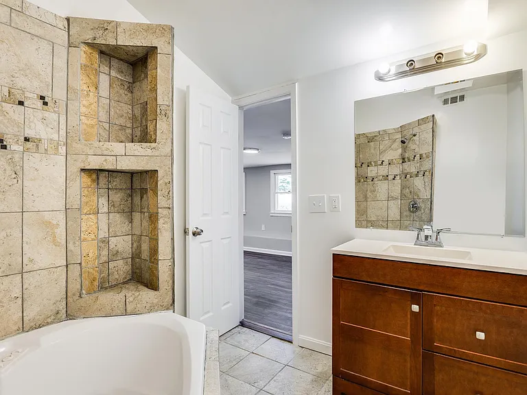 1086 Sun Valley Dr — Photo 3