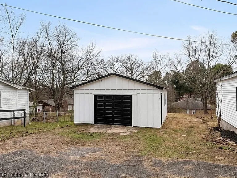 211 W Houston St — Photo 24