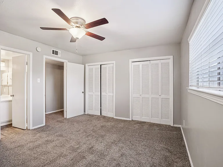 London Square Apartments — Photo 24
