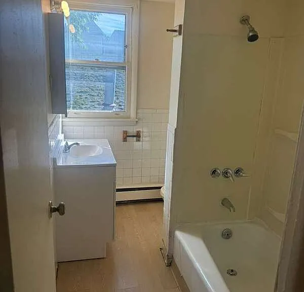 476 Hudson Ave #3 — Photo 4