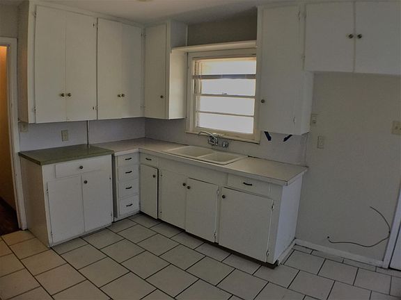 3rd image of 617 Monroe St